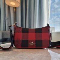 กระเป๋าสะพายไหล่coach JES BAGUETTE WITH BUFFALO PLAID PRINT
คอลเลคชั่นใหม่ล่าสุด พร้อมเสิร์ฟความสวยถึงบ้านเช่นเคย!! กระเป๋าสะพายทรงบาแกตต์ ดีไซน์ย้อนยุค ที่แอบแฝงความเรียบหรูดูแพงอยู่ในตัว โดดเด่นด้วยสายสะพายเส้นใหญ่ โทนสีคอนทราส