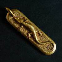 WONDROUS Gecko Key Tag   【WONDROUS Handmade Series】 ตัวสินค้าทุกชิ้นผ่านกรรมวิธีการหล่อขึ้นรูป(Lost-wax Casting) เป็นชิ้นงานแฮนด์เมดทั้งชิ้นละหล่อขึ้นมาใหม่  ดังนั้นชิ้นงานแต่ละชิ้นจะมีเอกลักษณ์เฉพาะตัวที่ไม่เหมือนกันเหมาะแก่การสะสม