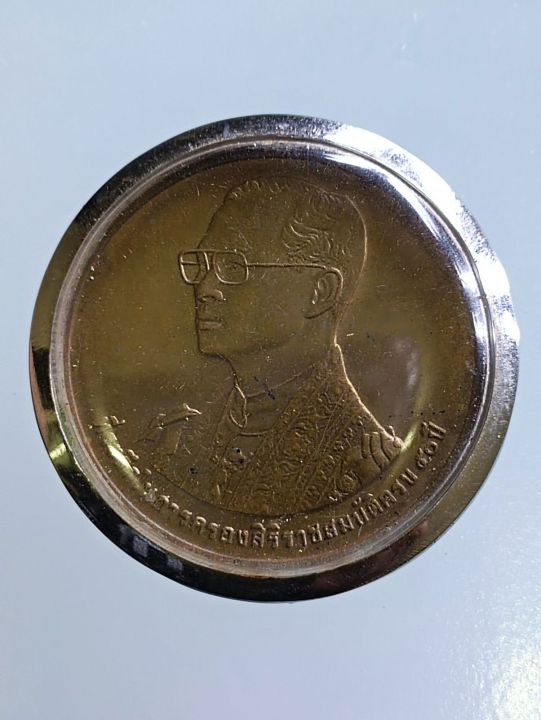 เหรียญทองแดงเขาชีจรรย์-ที่ระลึกพระพุทธมหาวชิรอุตตโมภาสศาสดา-เฉลิมพระเกียรติครองสิริราชสมบัติ