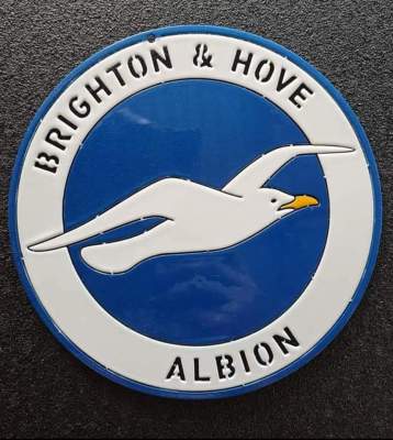 โลโก้ไบรท์ตันตันโฮฟอัลเบี้ยน BRIGHTON &amp; HOVE ALBION เหล็กตัดเลเซอร์สเกลขนาด 30 * 30 เซนติเมตรเหล็กหนา 2 มิลลิเมตรพ่นสี 2K สีพ่นรถยนต์ภายนอกสวยเงางามคงทนไม่ลอกไม่ร่อนไม่เป็นสนิม ติดตั้งได้ทั้งภายนอกภายในอาคารบ้านเรือน ทนแดดทนฝน