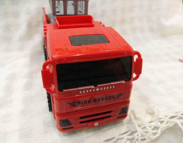 รถดับเพลิงของเล่น-กระเช้ายกได้มีลานในตัว-toy-fire-truck