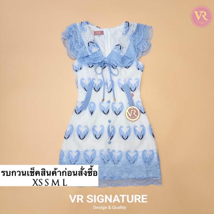 dress-สั้นคอปก-แขนกุด-แต่งระบายผ้าลูกไม้รอบปก-ผูกโบว์ช่วงอก-ช่วงเอวเข้ารูป-ชายกระโปรงแต่งขอบลูกไม้-เนื้อผ้าทอลายลูกไม้สว