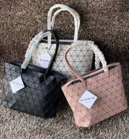 กระเป๋าสะพายทรงโท้ท ISSEY MIYAKE BATEAU TOTE