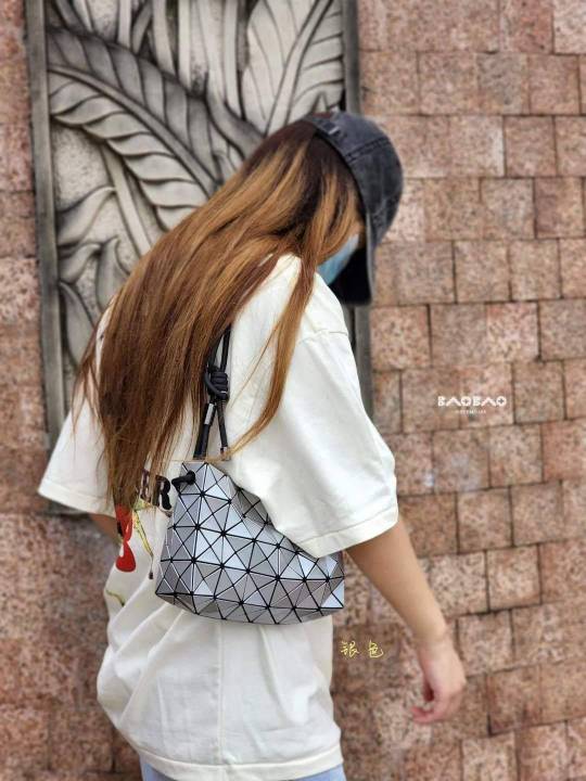 กระเป๋าสะพายวัยรุ่น-กระเป๋าสะพายผู้หญิง-miyake-loop-shoulder-bag