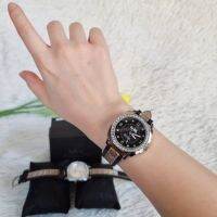 นาฬิกาคือขายได้ตลอดด สายหนังสีดำตกแต่งด้วยการคาดผ้าลายแบรนด์ใส่เข้าไป