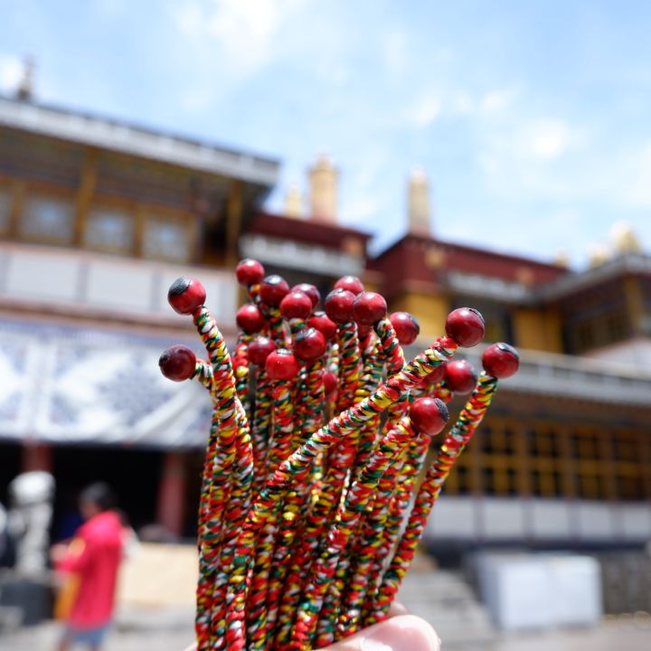 กำไลข้อมือสไตล์พุทธสำหรับวัยรุ่นทิเบตลาซาซากิเชือกคิงคองหลากสีเชือกคล้องมือแบบทิเบตสำหรับผู้ชายและผู้หญิง