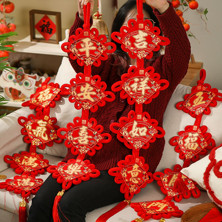 Đồ treo câu đối Tết Trung Quốc Tân Gia 2024 sẽ mang phong cách truyền thống đến cho ngôi nhà của bạn. Những chiếc đồ treo tinh tế được trang trí bằng những câu đối và họa tiết phong phú đầy ý nghĩa Tết sẽ mang lại cho bạn cảm giác ấm áp và tràn đầy niềm vui.
