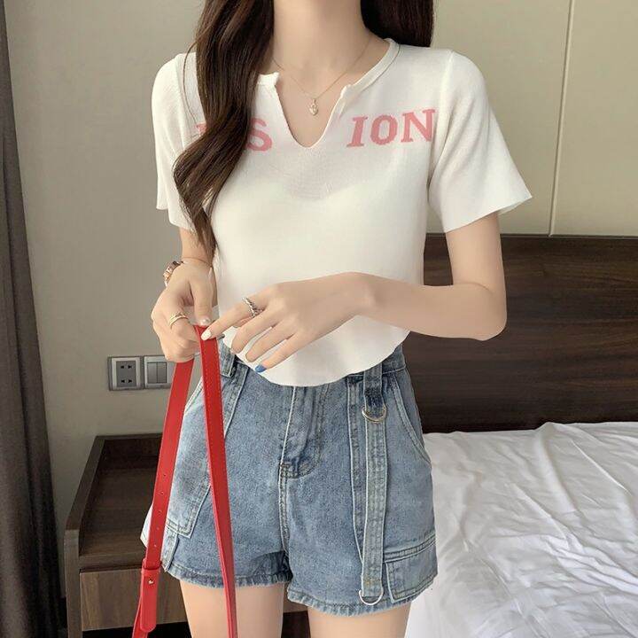 พร้อมส่ง-ใหม่-25047เสื้อยืดแขนสั้นผู้หญิงคอวีขนาดเล็กฤดูร้อน2023-ใหม่ลายพิมพ์ตัวอักษร