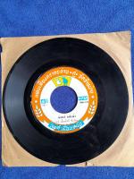 ชาย เมืองสิงห์ พ่อแก่แม่เฒ่า    ข้าวเหนียวติดมือ  พนม นพพร แผ่นเสียง 7" 45 rpm สภาพกำลังฟังได้ดี มีเสียงก๊อบแก๊บนิดหน่อยครับ