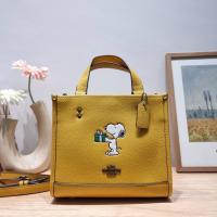 กระเป๋าโคชCE918 x PEANUTS DEMPSEY TOTE 22 WITH SNOOPY PRESENT MOTIF✅?%Outletถ่ายจากสินค้าจริง