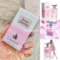 Lanvin Jeanne EDP 30ml ให้กลิ่นของดอกไม้ผลไม้ เปิดด้วยแบลคเบอรี มะนาว แพร์ ตามด้วยกลิ่นกุหลาบ ฟรีเซีย และกุหลาบ ในขวดแก้วใสประดับด้วยผ้าสีชมพูอ่อนหวาน