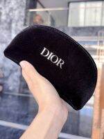 สวยยยยยยยยย หรู  Dior Trousse Pouch  กระเป๋าดำกำมะหยี่สีดำ พร้อมกล่อง  ♡ ราคา 360฿  พร้อมโลโก้ DIOR สีเงิน สวยมากแม่ ผ้านุ่มทรงโค้งสวยหรู ตระกานตา จุของได้เยอะอยู่จ้าาา ฐานกว้าง  ขนาด: ยาวประมาณ 10 ซม. x กว้าง 18 ซม. x ลึก 6 ซม.