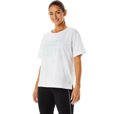 ASICS : WOMEN TRAINING CORE RELAXED GRAPHIC TEE WOMEN TRAINING ผู้หญิง เสื้อคอกลม ของแท้ BRILLIANT WHITE