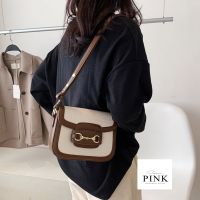 กระเป๋าแฟชั่นเกาหลีพร้อมส่ง 
perry bag ?
รุ่นนี้สวยมากกกก หนัง pu  
ด้านในมีช่องซิปใหญ่ 1 ช่อง

ขนาด 20*19*6  cm.
น้ำหนัก 0.42 kg.
สายสะพายยาว 120 cm. สีทูโทน  ดำ