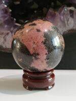 ? โรโดไนต์ บอลพร้อมฐานไม้ ( Rhodonite )
? สำหรับวางประดับบ้าน วางบนโต๊ะทำงานก็สวย สีชมพูอมแดง 

? ขนาด เส้นผ่านศูยน์กลาง 69 มม.
? น้ำหนัก : 638 กรัม รวมฐาน