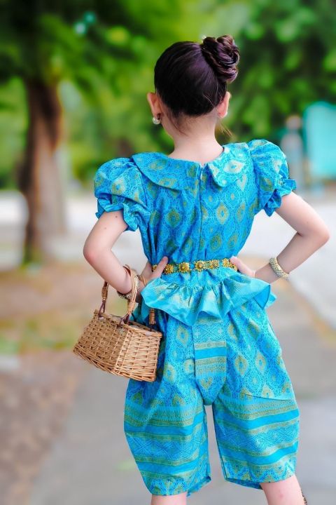 ชุดไทยโจงกระเบน-เสื้อคอบัวซิปซ้อน-ผ้าโจงกระเบนสำเร็จรูป-ชุดไทยเด็กใส่วันแม่-ชุดไทยเด็ก-ชุดไทยเด็กสีฟ้า-ชุดไทยเด็กผู้หญิง-ชุดไทยเด็กอนุบาล-ชุดไทยโจงกระเบนเด็ก-ชุดไทยประยุกต์เด็ก