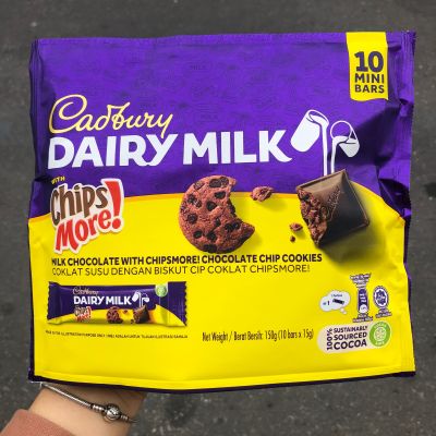 Cadbury Dairy Milk with Chocolate Chip Cookies แคดเบอร์รี่ ช็อกโกแลตนมผสมคุ้กกี้ช็อกโกแลตชิพ