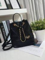 Guess Leather Bucket Bag ทรงขนมจีบ หนังลายสีดำเงาปั้มลาย G สวยมาก