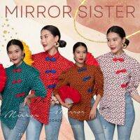 ?ป้าย Mirrorsister​ 20420.2 เสื้อกี่เพ้าลายจุดทรงสวยเก๋ ช่วงแขนจับย่นยกนิดๆ แต่งอะไหล่กระดุมสาน