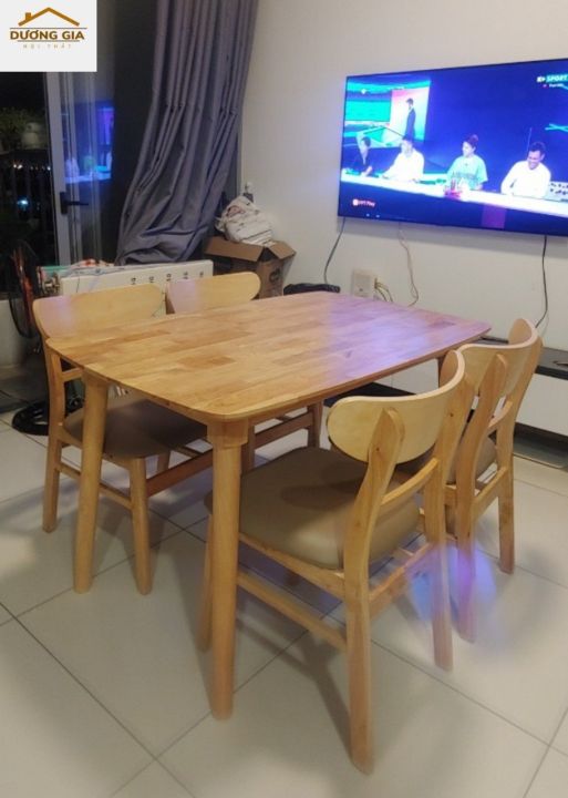 Một chiếc bàn ăn đẹp và ấm cúng sẽ khiến cho bữa cơm gia đình của bạn trở nên đặc biệt hơn. Với bàn ăn gia đình Biên Hòa, bạn sẽ có được một không gian tuyệt vời để kết nối và gắn kết với những người thân yêu của mình.