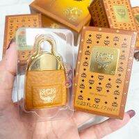 MCM Eau De Parfum 7ml.(หัวแต้ม) น้ำหอม Unisex กลิ่นหอมแห่งการออกเดินทางอันสดชื่นเริ่มแตะจมูกด้วยกลิ่นราสเบอร์รี่ที่เหมือนกับว่าผลของมันมาอยู่ตรงหน้าจริงๆ และกลิ่นนั้นพัฒนาขึ้น ราวกับอยู่ในดินแดนแห่งพืชพันธุ์ของดอกมะลิที่คัดอย่างประณีต