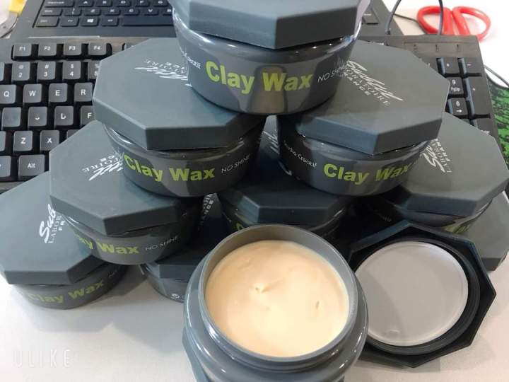 Sản phẩm Clay Wax sẽ giúp tóc của bạn trở nên sáng bóng và phong cách hơn. Hãy xem hình ảnh để cảm nhận được sự khác biệt mà sản phẩm này mang lại.