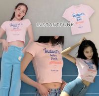 Instant’s baby crop top?(320฿ฟรีส่ง) เสื้อครอปแขนสั้น สุดคิ้วท์ ความยาวกำลังดี ทรงสวย เนื้อผ้า คุณภาพดีมาก พิมพ์ลายสกรีน สวยคมชัด ไม่มีหลุดลอกนะคะ รุ่นนี้กำลังฮิตมากๆ สไตล์เกาหลีY2K valen