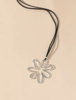 Somethingsgold | Gray Flower Nacklace สร้อยพร้อมจี้ดอกไม้โลหะ