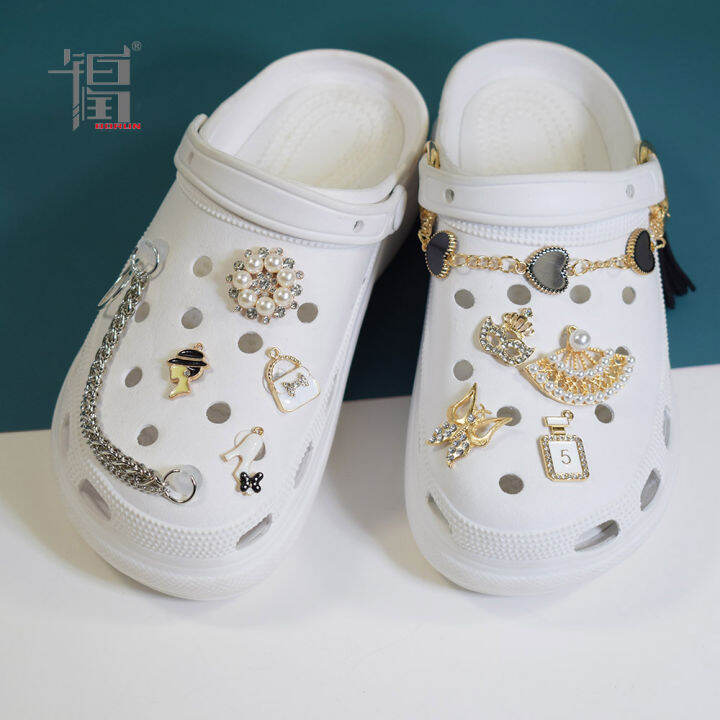 Jibbitz Crocs Charms Clogs รองเท้าโลหะผสมดอกไม้ Chanel สไตล์รองเท้าแต่ง