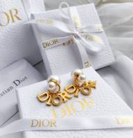 ชุดต่างหู Dior เพชรวิ้ง DIOR TRIBALES EARRINGS Gold-Finish Metal, White Resin Pearls and White Crystals แบรนด์outlet เกรดพรีเมียม สแตนเลสแท้ ไม่ลอก ไม่ดำ งานปั้มโลโก้ดีสุดๆ  งานเกรดนี้ได้ไปใส่คุ้มมากๆ