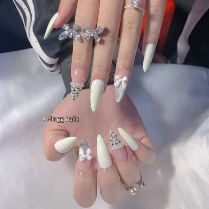 Chọn Lọc 25 Mẫu Nail Trắng Đính Đá Tuyệt Đẹp Dành Cho Bạn