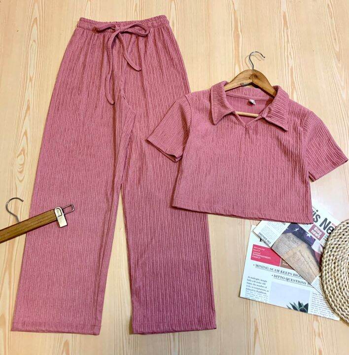 clo-ครอปปก-ขายาว-เสื้อครอปคอปกแขนสั้นมาพร้อมกางเกงขากระบอกยาวงานสีพื้นผ้าลายนูนเรียบสวยดูดี