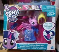 MyLittle Pony Princess Twilight Sparkle
ถอดชุดออกได้คะ  มาพร้อมอปก.ตกแต่ง

ของแท้ 100%