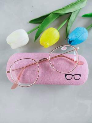 แว่นสายตายาวสำหรับอ่านหนังสือ มีของแถมเป็นซองใส่แว่นและผ้าเช็ดเลนส์