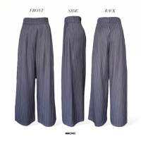 MMCHIC - STRIPED WIDE LEG PANTS กางเกงลายทาง พื้นสีเทา ลายสีขาว เอวสูง ขากว้าง มีกระเป๋าทั้ง 2 ฝั่ง สวมใส่โดยซิปซ่อนด้านหลัง