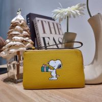 กระเป๋าคล้องมือโคช(CF215)PEANUTS CORNER ZIP WRISTLET WITH SNOOPY PRESENT MOTIF((outlet))✅?%ถ่ายจากสินค้าจริง