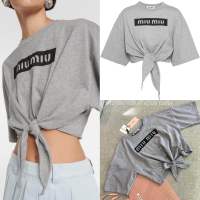 Mimi tie crop?(320฿ฟรีส่ง) เสื้อยืดครอปแบรนด์ดัง ดีเทลผูกเอว น่ารักมาก สกรีนแถบโลโก้ด้านหน้า งานชนช็อปเลยคะ ใส่ยังไงก็สวยเป๊ะ ไม่มีโป๊ะ ทางร้านขึ้นจากแพทเทรินจริงเลยค้า