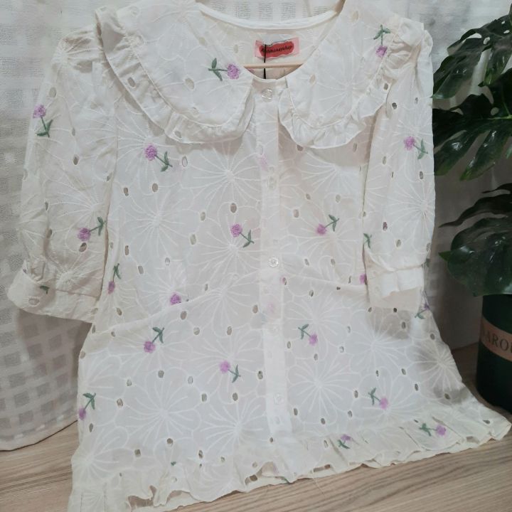 เสื้อฉลุสีขาวปักดอกไม้