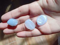 Chalcedony คาลซิโดนี

น้ำหนัก 10.6 กรัม สีฟ้า บลู เลซ อาเกต blue lace agate

ขนาด 15-20 mm
หินธรรมชาติ