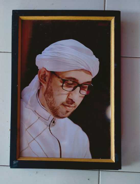 Hiasan Dinding Poster Habib Ali Zainal Abidin Plus Bingkai Ukuran 53×35