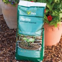 หินเพอร์ไลท์ (Perlite) แบ่งขายในถุงซิปล็อค ขนาด 1 ลิตร