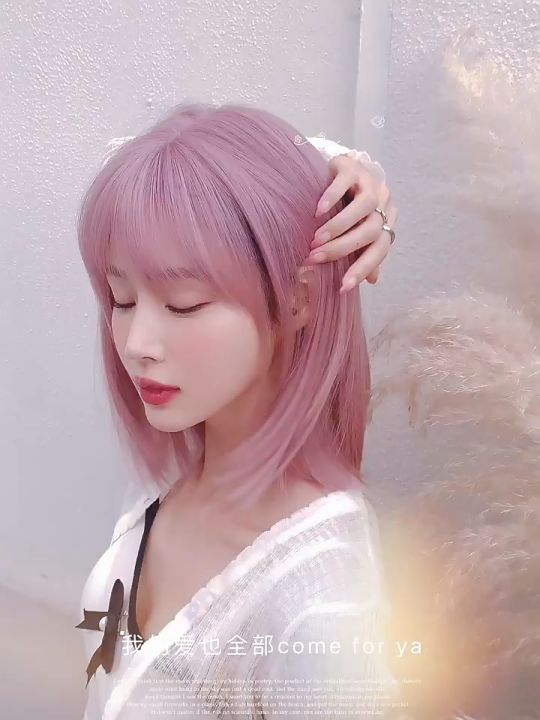 Tóc giả dài màu hồng sẽ giúp bạn tạo ra một phong cách đầy quyến rũ và thu hút. Hãy khám phá thiết kế độc đáo của sản phẩm này và trở thành người đầu tiên sở hữu mái tóc giả màu hồng dài đẹp như mơ.