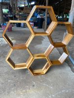 ชั้นแขวนผนังทรงรังผึ้ง ทำจากไม้สัก งานเคลือบเงา ขนาด 75x75x10cm