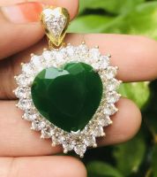 จี้สีเขียวล้อมรอบด้วยเพชร Green pendent surrounded with diamonds