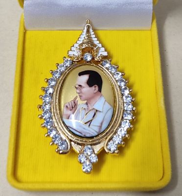 เข็มกลัด พระบรมฉายาลักษณ์ ในหลวง ร.9 #พร้อมกล่อง#