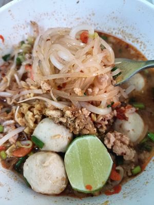 ก๋วยเตี๋ยวพวง 3แซ่บ #1พวงมี5ห่อ มี4รสชาติ  (น้ำใส,ต้มยำ,เย็นตาโฟ น้ำตก)