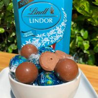 ?ลินด์ ช็อกโกแลต แท้100% Lindt Lindor Milk Chocolate Salted Caramel Chocolate Gift Box,200 g  Import from Italy ??