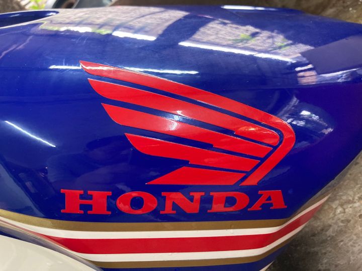 สติกเกอร์-ถังน้ำมัน-honda-nsr-250-เส้นขาว-แดง-ทอง-ติดถังขาว-น้ำเงิน