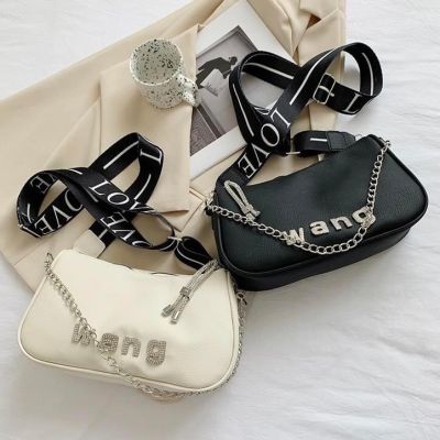 กระเป๋าสะพาย Wang