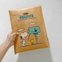 กระเป๋า Snoopy Peanuts สำหรับใส่ Tablet ใส่เอกสาร วัสดุด้านนอกเป็นกระดาษ kraft เย็บขอบ กันน้ำได้